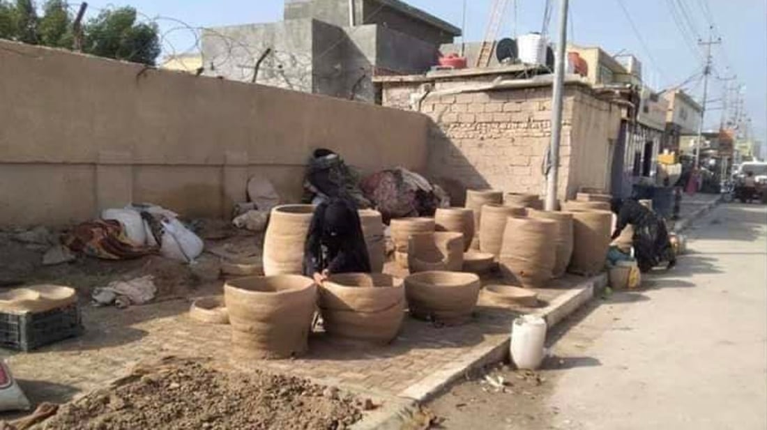 “اخبز مجاناً”.. سيدة موصلية تنصب تنور طين وسط حديقة عامة بعد ارتفاع الغاز