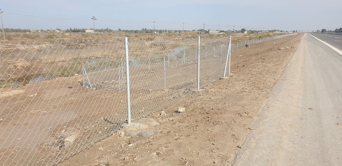 سياج لمنع عبور الحيوانات على الخط الدولي بعد حوادث مميتة في المثنى (صور)