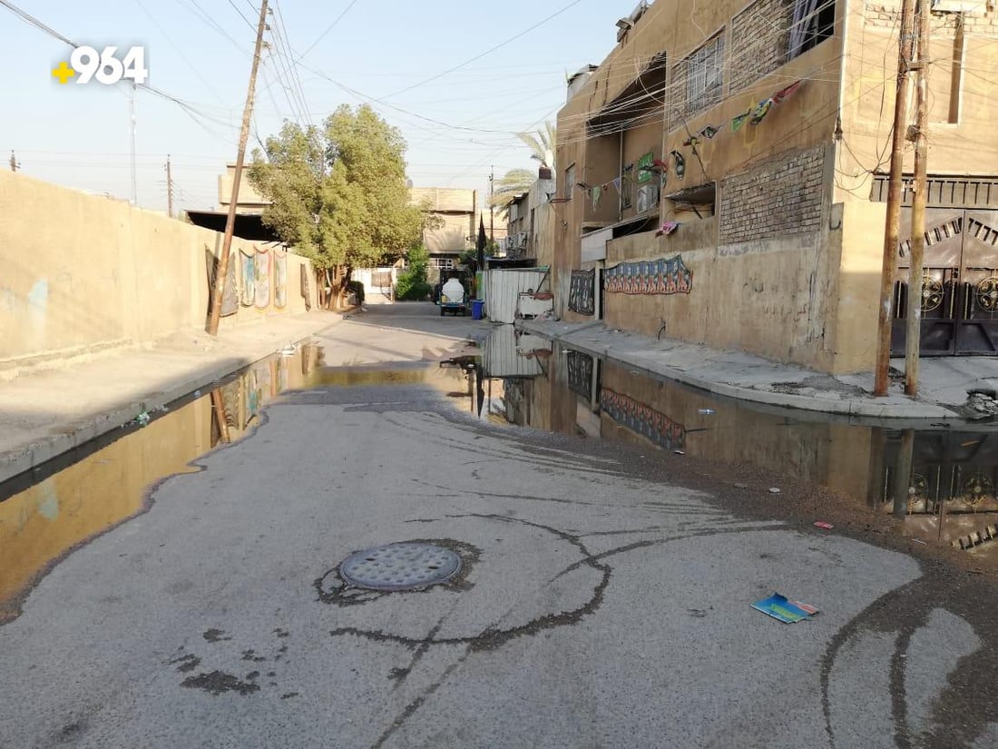 صور: “شهداء العبيدي” غارقة شتاءً وصيفاً.. أغطية المجاري تسرق والقمامة ترمى فيها