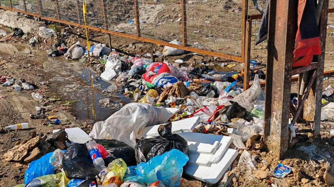 مشكلة أمام جامع فاطمة الكلابية في الحبيبية.. البلدية تعتذر عن دخول الشوارع الضيقة