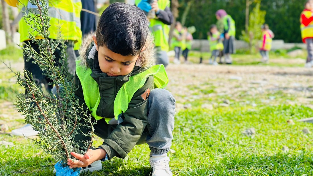گەنجێک لە رۆژی لەدایکبوونی بە ئەندازەی ساڵەکانی تەمەنی نەمامی چاند