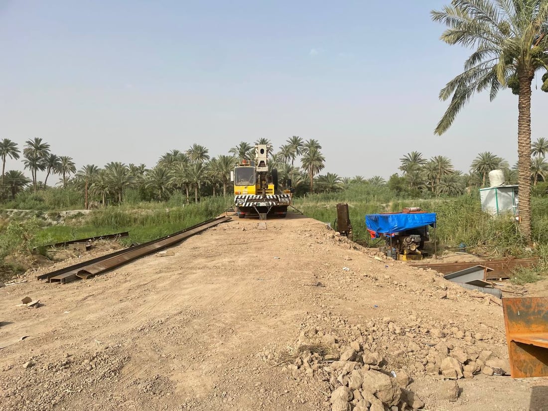 صور من مشروع جسر “البخاترة” في المشخاب.. الطريق إلى “الغربات” أسهل