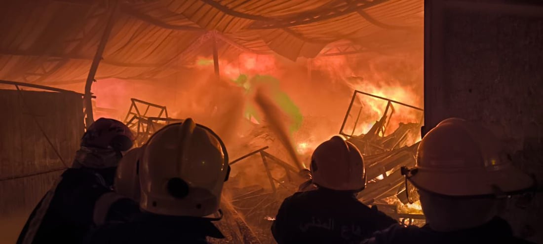 الدفاع المدني ينقذ عاملين آسيويين و500 مليون دينار من حريق الحلة (صور)