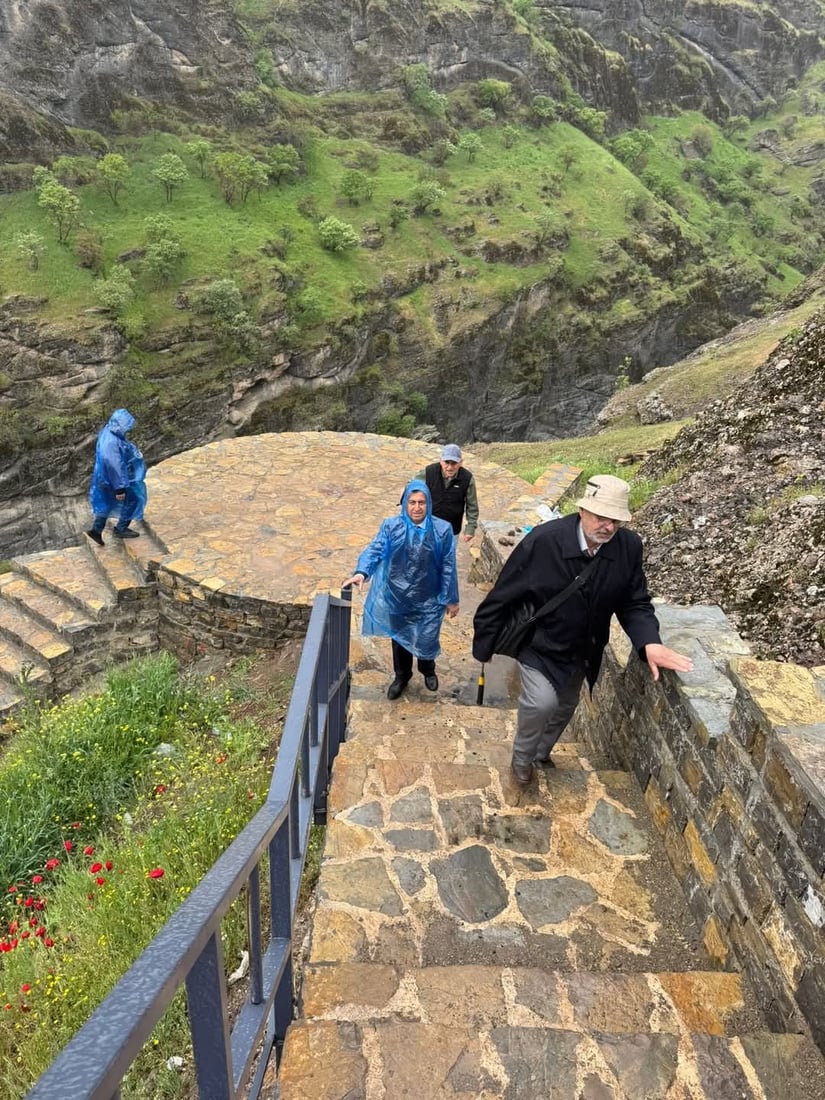 تیمێکی باڵای ئەکادیمی بەغدا سه‌ردانى “تاڤگه‌ى سەرسول و بەردبەرد”يان له‌ ماوەت كرد