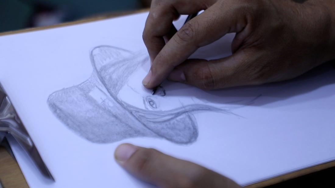 الدغارة – الديوانية: فنان يكرم ضيوفه برسم وجوههم في صالة استقبال منزله (صور)