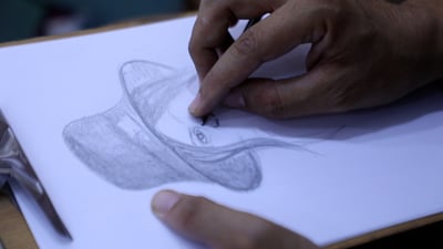 الدغارة – الديوانية: فنان يكرم ضيوفه برسم وجوههم في صالة استقبال منزله (صور)