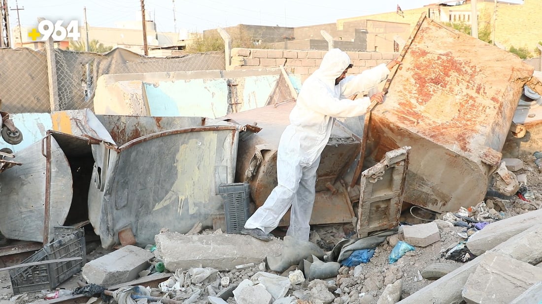 جديدة وملونة.. موظف في بلدية الناصرية يعيد الحاويات التالفة إلى الخدمة (صور)