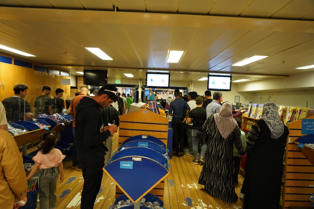 طوابير البصريين تصطف أمام “لوغاس هوب”.. معرض الكتاب يرسو في شط العرب (فيديو)