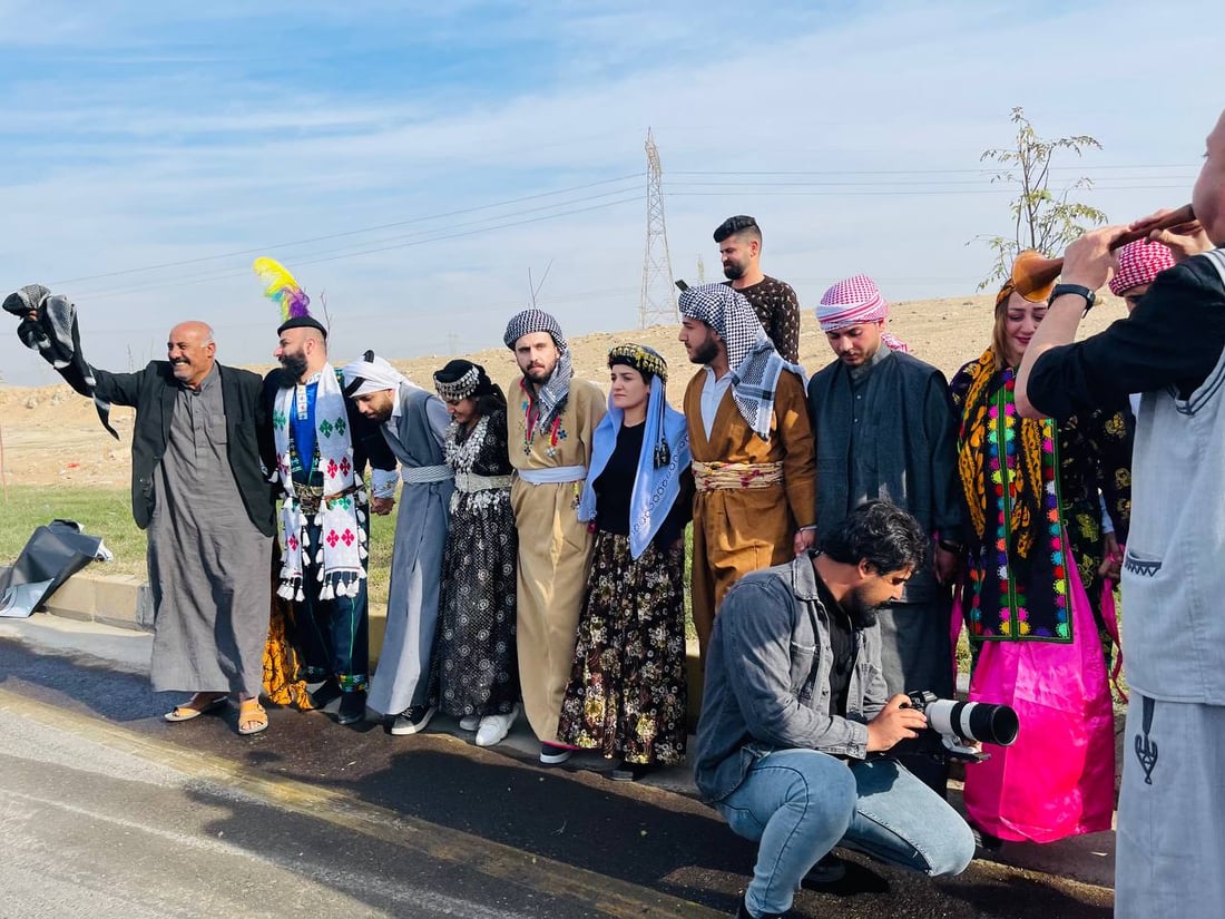 فيديو: كل أزياء نينوى استقبلت باص البصرة الخشبي.. غناء ودبكات لخليجي 25