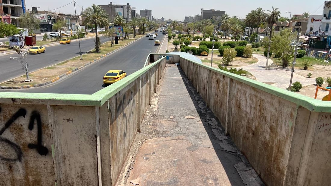 صور مقلقة لجسر المشاة في شارع فلسطين.. لا يستخدمه المارة