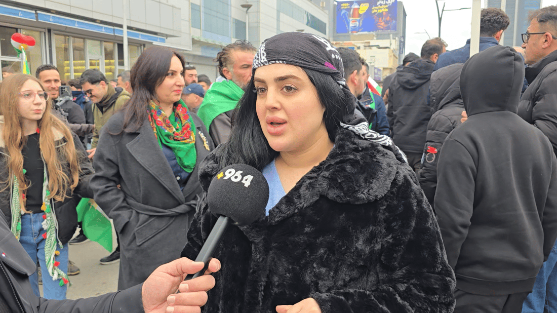 کەویار هەورامی هونەرمەندەکەی هەورامان لەناو خۆپیشاندانە ملیۆنییەکەی سلێمانی بوو