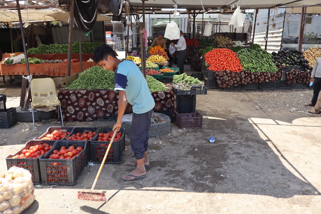 طفل بعمر 14 يعيل عائلته ويكافح في الدجيل لتأمين علاج لشقيقته المريضة (صور)