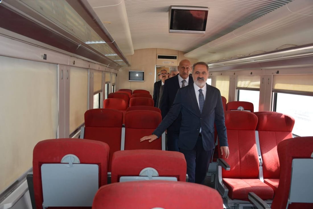 صور: مدير السكك التركي يتجول بين قطارات البصرة