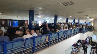 موچەخۆران لەدەرەوەی بانکەکە نۆرە ناگرن