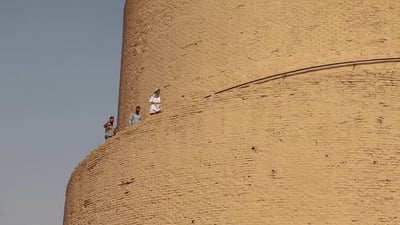 فيديو: أعضاء “أوكسفام” يصعدون “الملوية” استعداداً لإطلاق مشاريع في سامراء