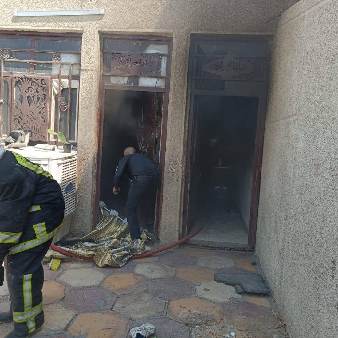 صور: طفل يفارق الحياة بين يدي الدفاع المدني بعد اندلاع حريق في منزل العائلة