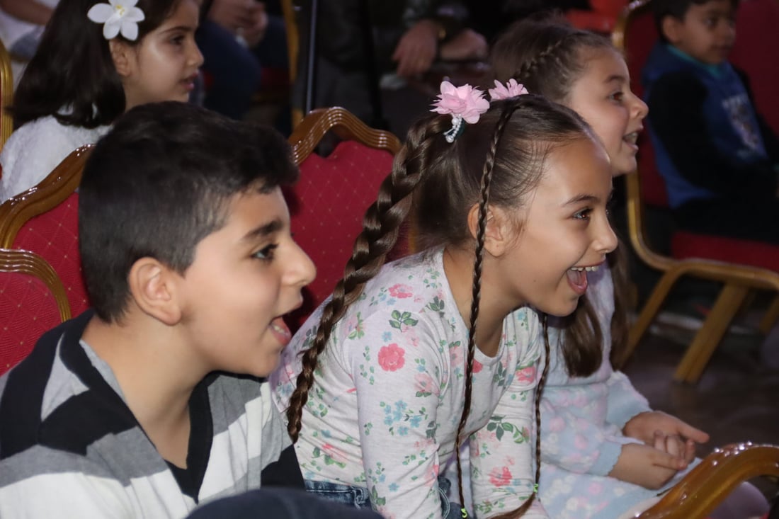 صور: مسرح دمى في عينكاوة احتفالاً بعيد الأم ونوروز والأطفال رقصوا كثيراً