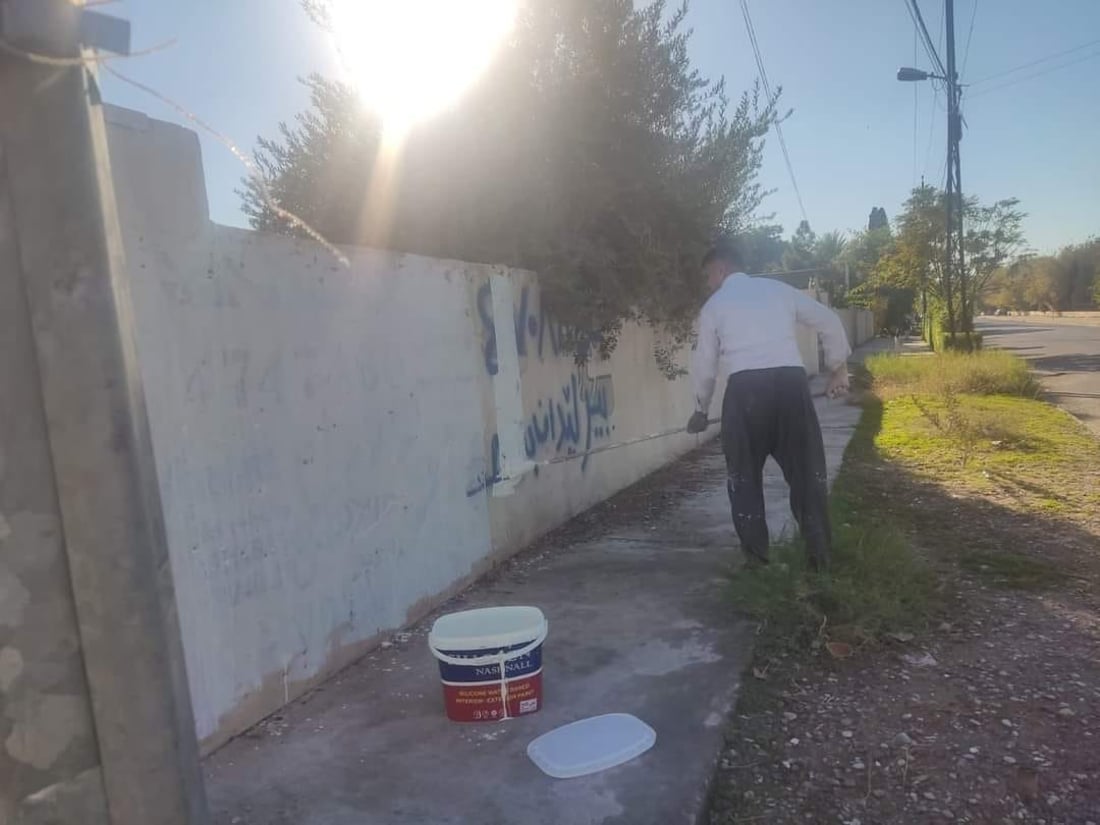 أربيل تزيل الإعلانات من جدران البيوت والأماكن العامة وتلاحق المتورطين (صور)