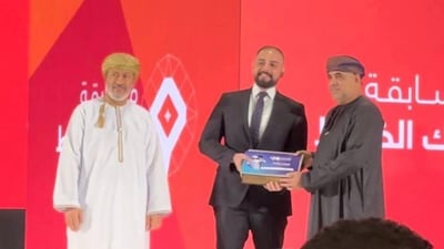 صور: مهندس موصلي شاب صمم منازل اقتصادية وحصد جائزة الابتكار الأولى في عُمان