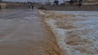 فيديو: السيول تهدر في صحراء الأنبار وتدخل مسرعة الى واد...