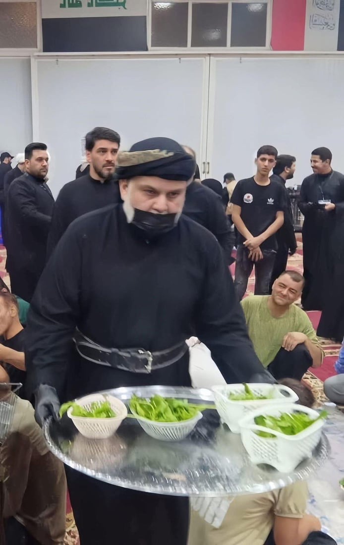 فيديو: الصدر يوزع الرياحين على زوار الحنانة هذه الليلة