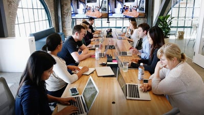 زیانەکانی دانیشتنی زۆر وەکو زیانەکانی جگەرەکێشانە