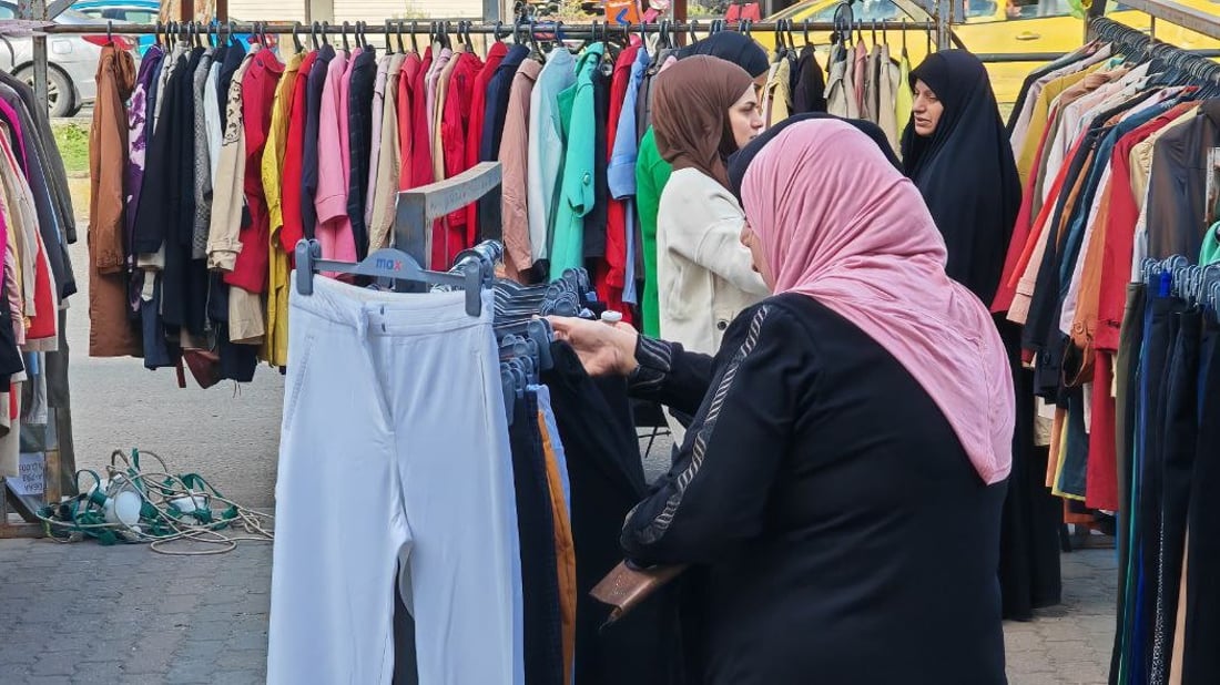 “الشتوي نام على گلوبنا”.. بعض باعة الملابس في شارع فلسطين خانتهم الحسابات