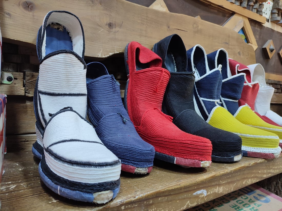 “الأحمر والأسود” مفضل للنساء.. “الكيوة والكلاش” تتجاوز رجال السليمانية (صور)