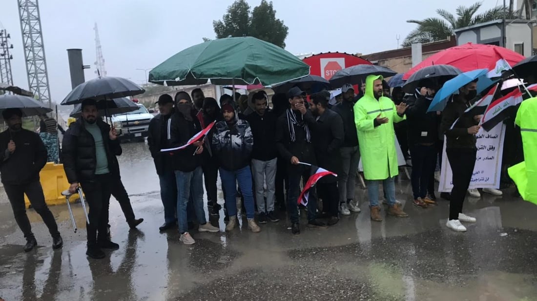 صور: تظاهرتان تحت أمطار البصرة وتهديد باعتصام مفتوح