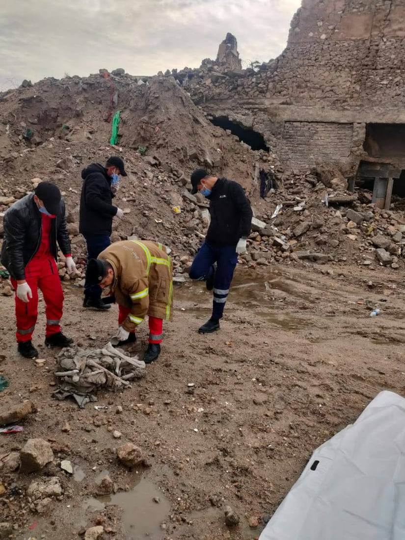صور: العثور على هيكل عظمي تحت أنقاض الموصل القديمة