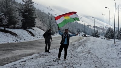 گەنجێکی سلێمانی بە ئاڵای کوردستانەوە شاخڕەوی دەکات