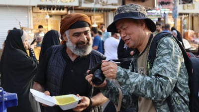صور: سواح من الصين قرب الروضة الكاظمية.. يوثقون أزياء العراق وشواهد التاريخ