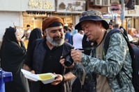 صور: سواح من الصين قرب الروضة الكاظمية.. يوثقون أزياء ال...