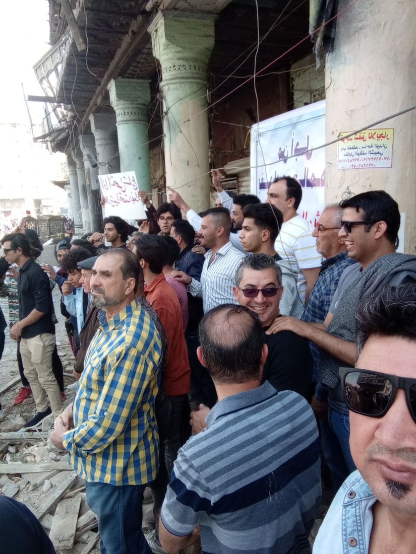 بغداد: تظاهرة فوق ركام مسرح “الهلال” التراثي.. “شارع الرشيد سيختفي”