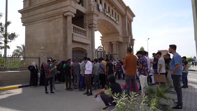 فيديو: خريجات يتحدثن عن “تحرش منتصف الليل” في القطاع الخاص خلال تظاهرة في البصرة
