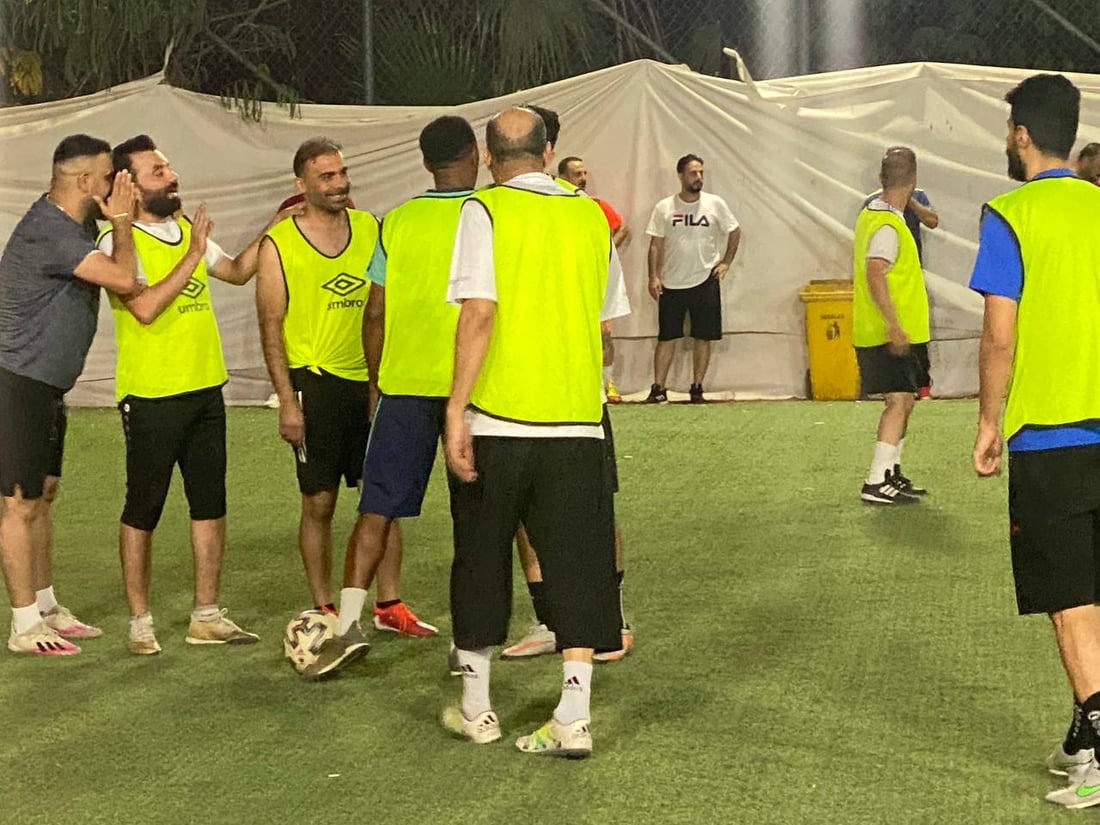 المدرب “كاساس” في زيارة مفاجئة إلى ملعب الشيخ عارف البصري.. وجمهور الكرادة يرحب