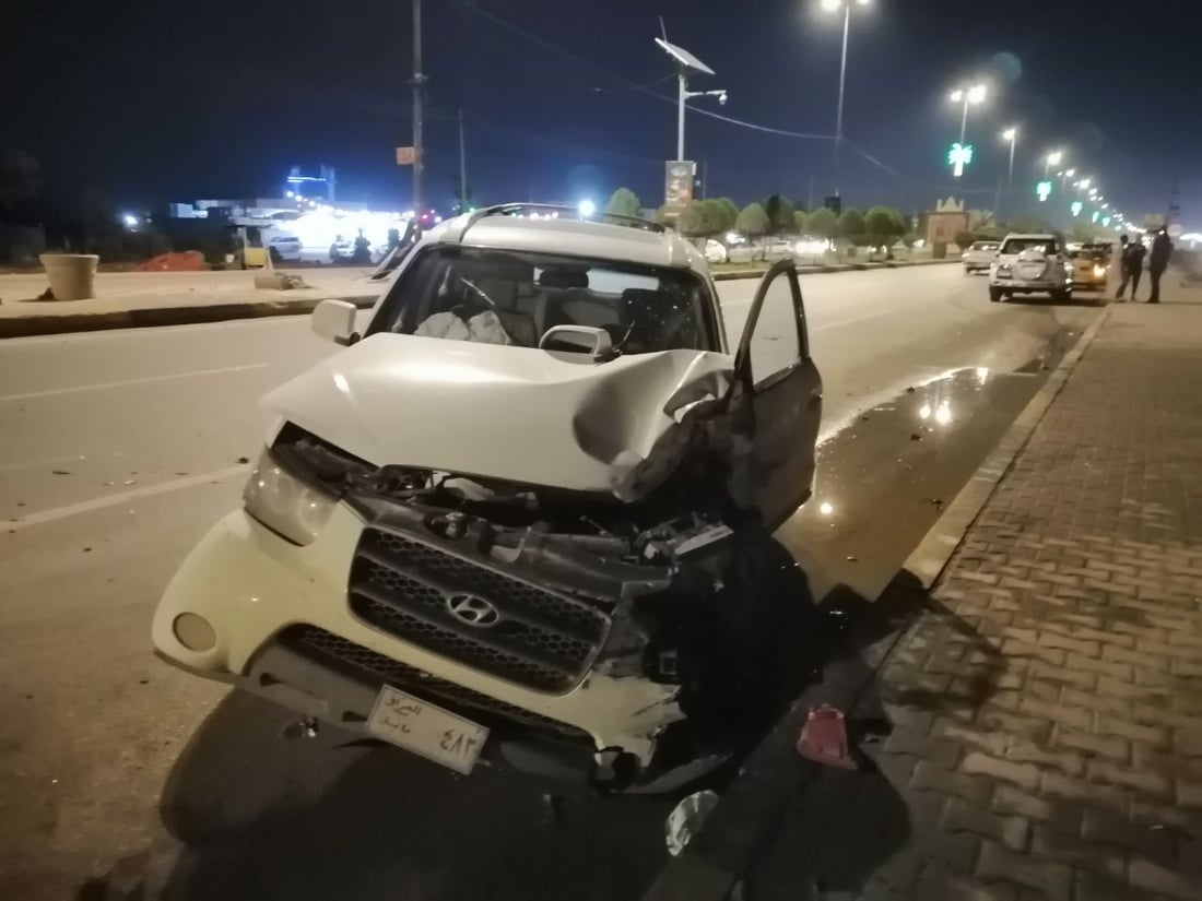 سائق اصيب بجروح بليغة وآخر في السجن.. “لوري” يفقد تركيزه ويصطدم بـ”سنتافي” (صور)