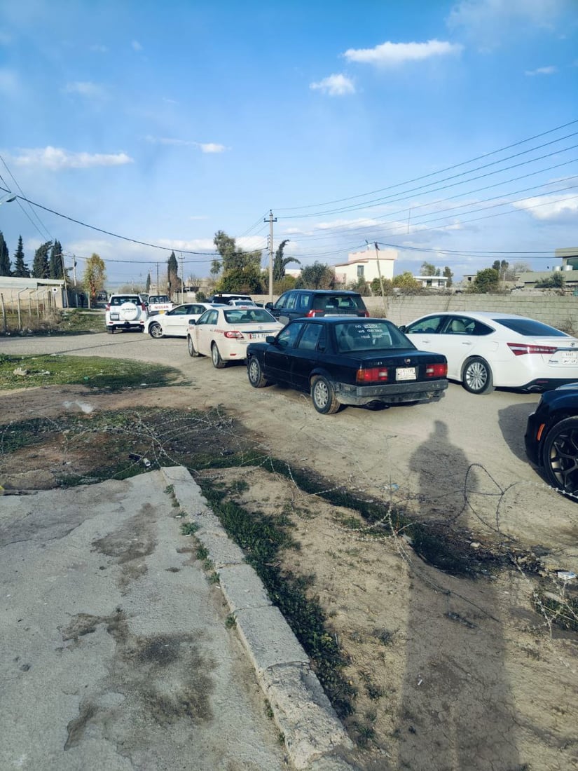 صور: أصحاب “التريلات” يغلقون الطريق بين كركوك وأربيل بالإطارات المحترقة
