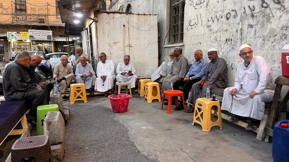 مقهى سمير يتابع “التطورات” عبر وتساب.. بعض ما يجري في “البصرة العثمانية”