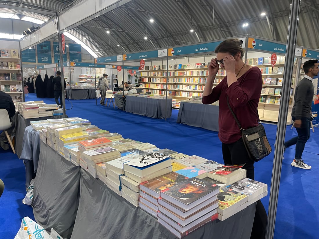 سؤال أوربي حول النجف.. ألمانية في معرض الكتاب: دهشة أنكم تحبون أدب العالم!