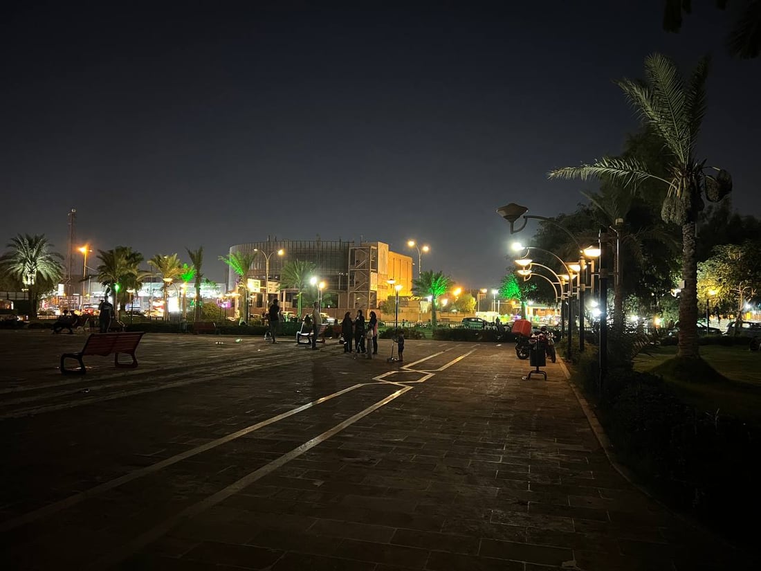 سهرة هادئة في قلب بغداد.. صور ليلية من حديقة “إنقاذ الثقافة العراقية”