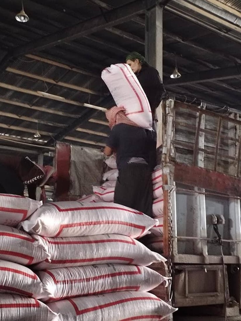 صور: سلّة غذائية وفيرة.. الحصة الأولى لعام 2023 في طريقها إلى الوكلاء