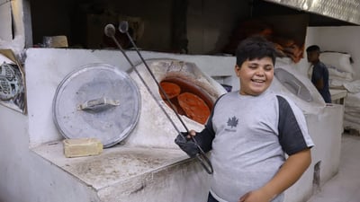 تەمەنى تەنیا 14 ساڵە؛ بەڵام قوتى خێزانێکى هەشت کەسى خستووەتە سەر شانى