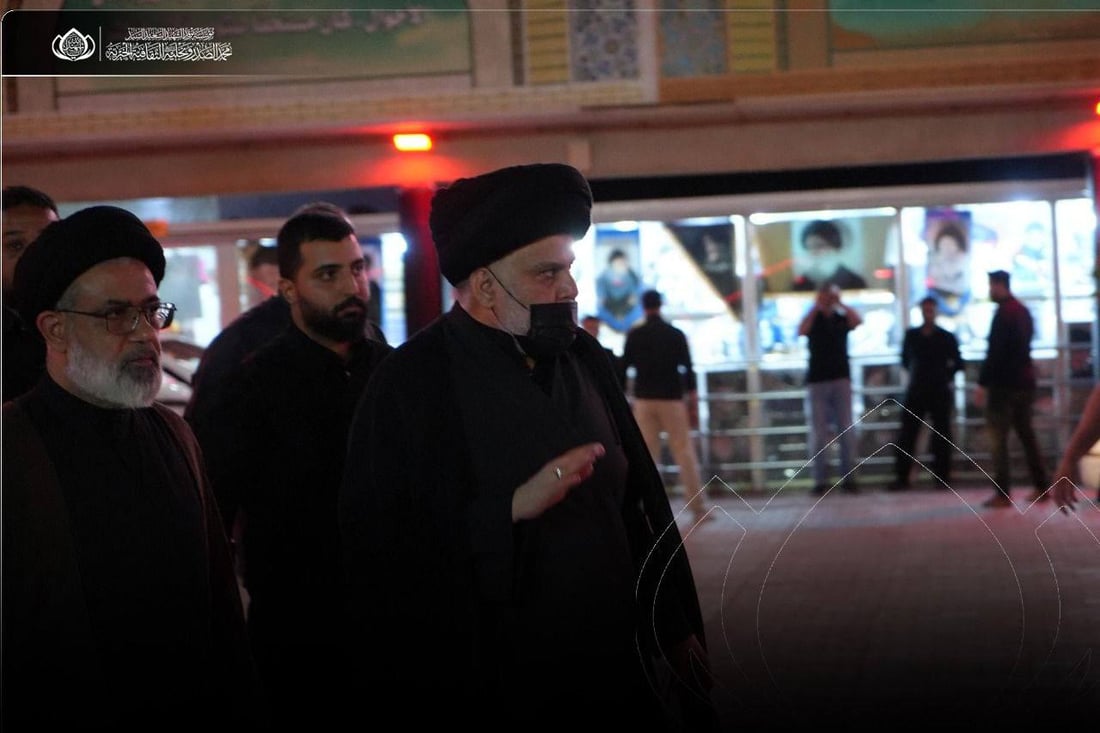 الصدر يدعو ويصلي في مرقد والده ليلة العاشر من محرم (فيديو + صور)