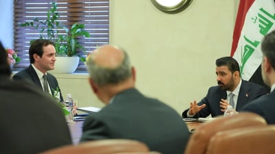 قبل مباشرتها في العراق.. الزيدي يجتمع بمدير شركة ستارلنك للإنترنت الفضائي