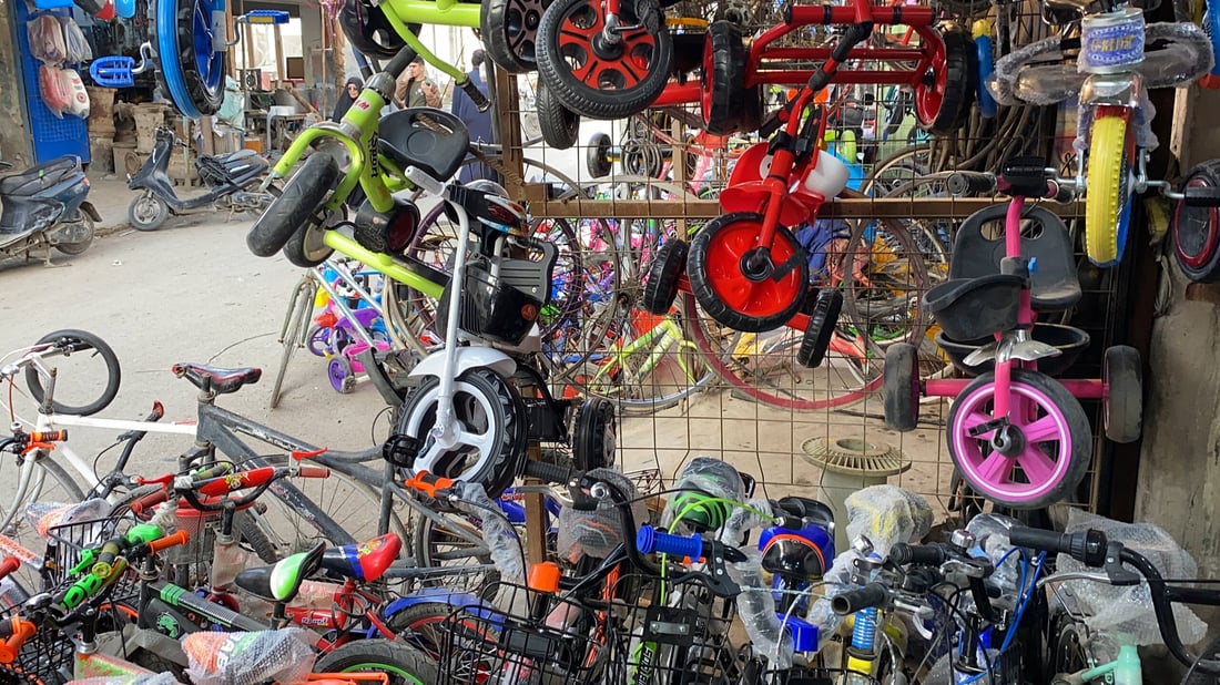 صور:”بايسكلجي” وحيد في الناصرية.. الزبائن يفضلون الدرّاجات الجديدة