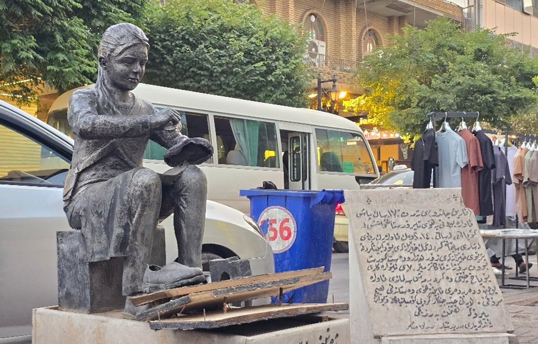 پەیکەری کچە بۆیاخچیەکەی شەقامی مەولەوی تێکدراوە