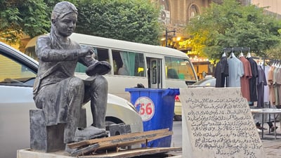 پەیکەری کچە بۆیاخچیەکەی شەقامی مەولەوی تێکدراوە