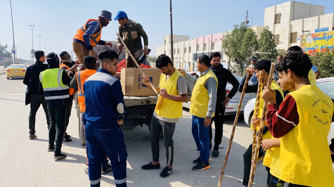 النجف: شارع مكة “منكوب” والشرطة المجتمعية تغسله مع المتطوعين (صور)