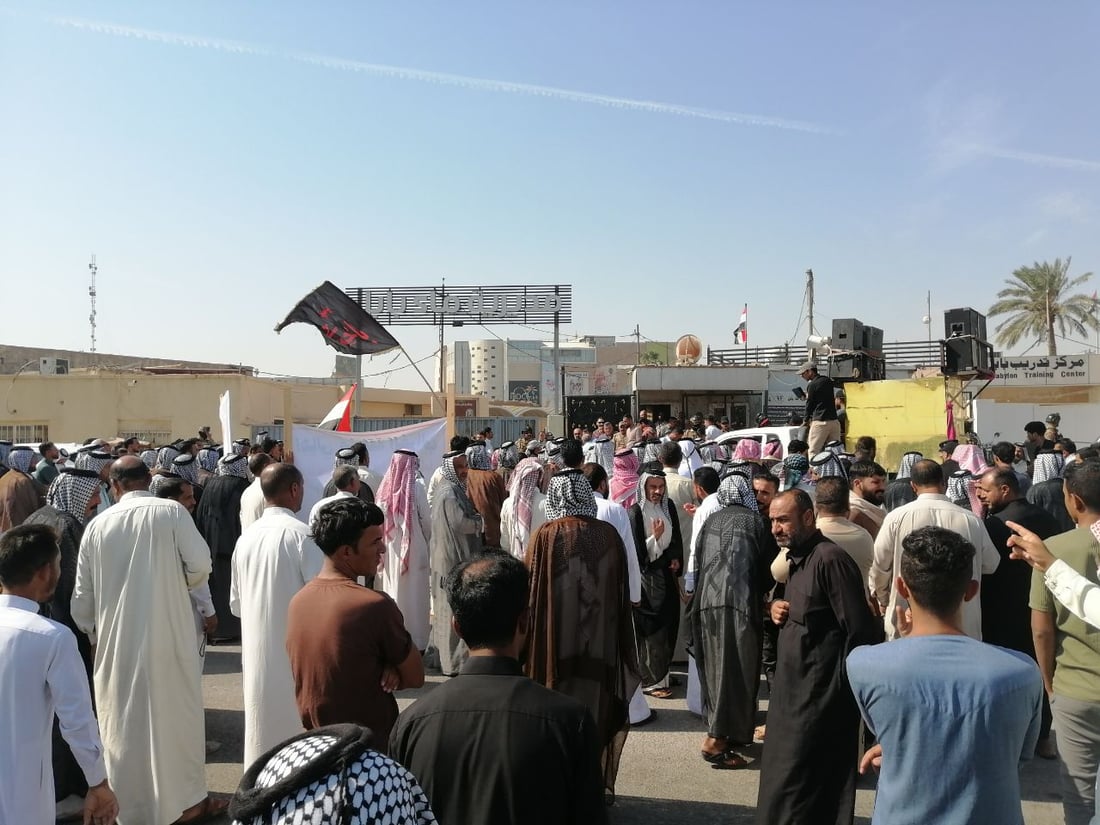 “لم نعد نحتمل العطش”.. تظاهرة غاضبة في المدحتية احتجاجاً على انقطاع المياه (صور)